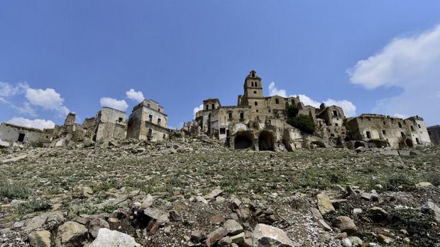 Gambar yang diambil pada 8 Agustus 2015 memperlihatkan kota kecil Craco, dekat Potenza, Italia. (GIUSEPPE CACACE / AFP / File Foto)