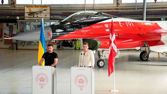 Ukrainian President Volodymyr Zelenskiy and Denmark's Prime Minister Mette Frederiksen sit in a F-16 fighter jet at Skrydstrup Airbase in Vojens, Denmark, August 20, 2023. Ritzau Scanpix/Mads Claus Rasmussen via REUTERS    ATTENTION EDITORS - THIS IMAGE WAS PROVIDED BY A THIRD PARTY. DENMARK OUT. NO COMMERCIAL OR EDITORIAL SALES IN DENMARK.