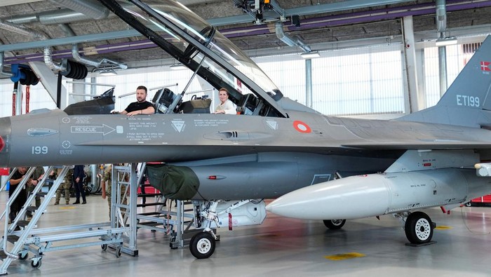 Ukrainian President Volodymyr Zelenskiy and Denmarks Prime Minister Mette Frederiksen sit in a F-16 fighter jet at Skrydstrup Airbase in Vojens, Denmark, August 20, 2023. Ritzau Scanpix/Mads Claus Rasmussen via REUTERS    ATTENTION EDITORS - THIS IMAGE WAS PROVIDED BY A THIRD PARTY. DENMARK OUT. NO COMMERCIAL OR EDITORIAL SALES IN DENMARK.