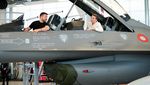 Gaya Zelenskyy Jajal Jet Tempur F-16 Denmark Untuk Ukraina