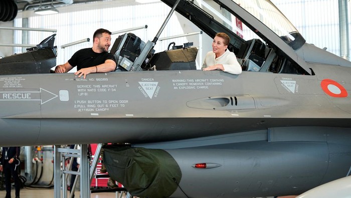Gaya Zelenskyy Jajal Jet Tempur F-16 Denmark untuk Ukraina Ukrainian President Volodymyr Zelenskiy and Denmark's Prime Minister Mette Frederiksen sit in a F-16 fighter jet at Skrydstrup Airbase in Vojens, Denmark, August 20, 2023. Ritzau Scanpix/Mads Claus Rasmussen via REUTERS ATTENTION EDITORS - THIS IMAGE WAS PROVIDED BY A THIRD PARTY. DENMARK OUT. NO COMMERCIAL OR EDITORIAL SALES IN DENMARK.