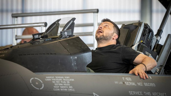 Ukrainian President Volodymyr Zelenskiy and Denmarks Prime Minister Mette Frederiksen sit in a F-16 fighter jet at Skrydstrup Airbase in Vojens, Denmark, August 20, 2023. Ritzau Scanpix/Mads Claus Rasmussen via REUTERS    ATTENTION EDITORS - THIS IMAGE WAS PROVIDED BY A THIRD PARTY. DENMARK OUT. NO COMMERCIAL OR EDITORIAL SALES IN DENMARK.