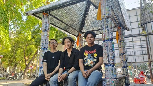 Gazebo atau bale bengong berbahan ribuan botol berisikan ecobrick yang dibangun oleh Mapala Citta Mandala Universitas Warmadewa (Unwar), Denpasar, Bali. (Foto: Ni Made Lastri Karsiani Putri/detikBali)