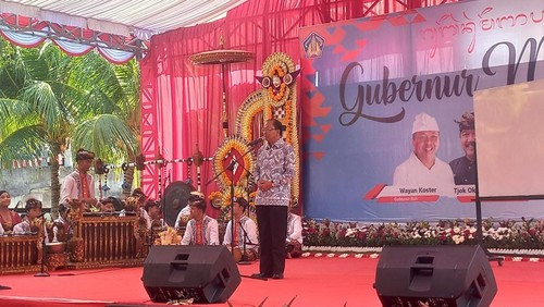 Gubernur Bali Wayan Koster menghadiri kegiatan Gubernur Menyapa ke Satuan Pendidikan di SMAN 1 Singaraja, Buleleng, Senin (21/8/2023). (Made Wijaya Kusuma/detikBali)