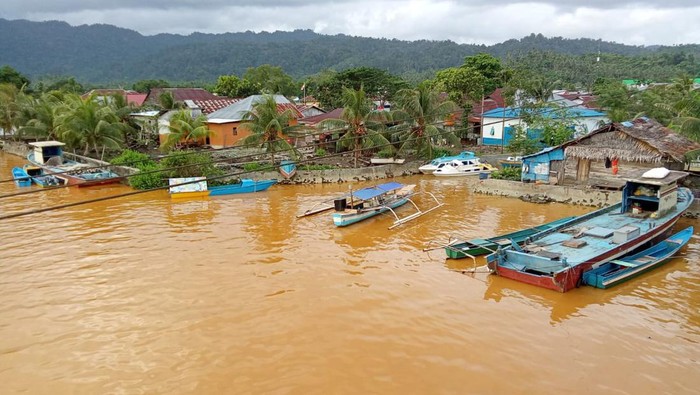 Kondisi air sungai Sagea di Halmahera Tengah, Maluku Utara berubah warna menjadi kecokelatan diduga dampak dari aktivitas pertambangan.
