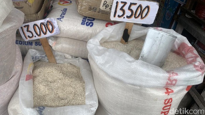 Harga beras di Pasar Raya MMTC mengalami peningkatan. (Foto: Kartika Sari).