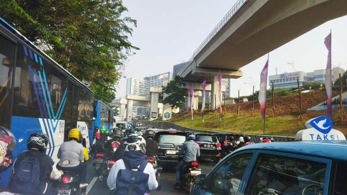 Hari Pertama ASN DKI WFH 50%, Lalin di Cawang hingga Pancoran Macet