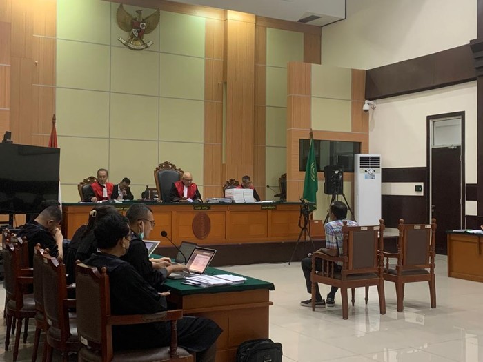 Haris Azhar jalani pemeriksaan sebagai terdakwa kasus Lord Luhut, Senin (21/8/2023).