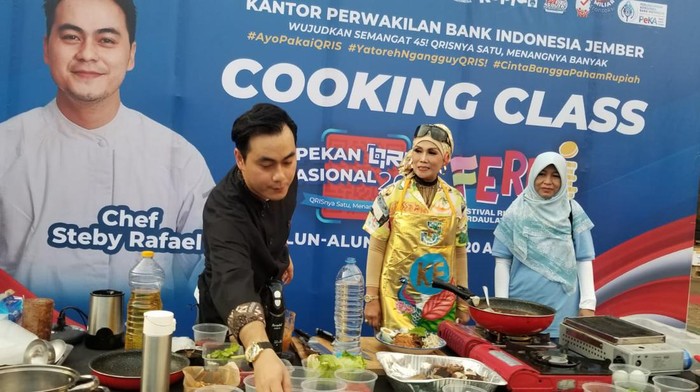 Ibu-ibu di Jember Belajar Masak Rawon Pecel dari Chef Steby Rafael