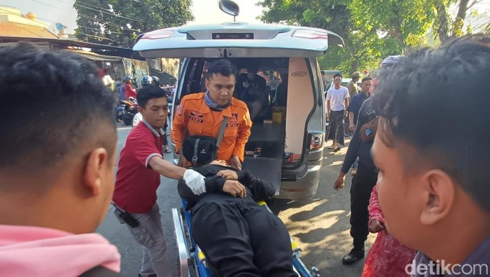 Ibu rumah tangga di Surabaya nyemplung sungai bareng motornya saat pulang mengantar anak sekolah.