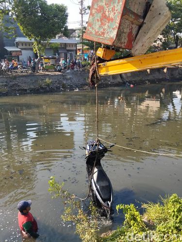 Ibu rumah tangga di Surabaya nyemplung sungai bareng motornya saat pulang mengantar anak sekolah.