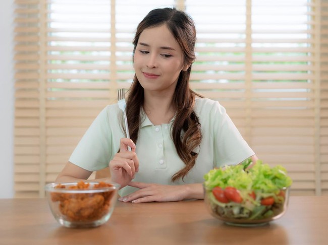 Ilustrasi diet atau makan sayuran