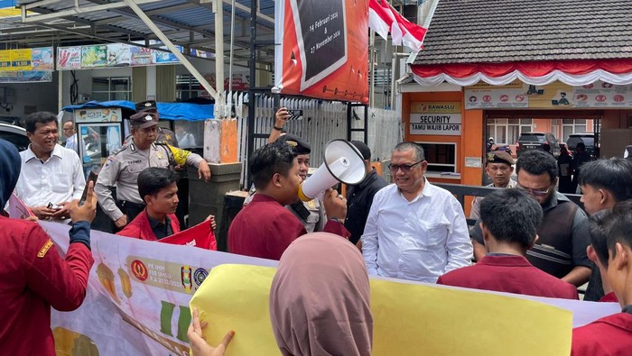 IMM Sumut menggelar demo di depan Kantor Bawaslu Sumut