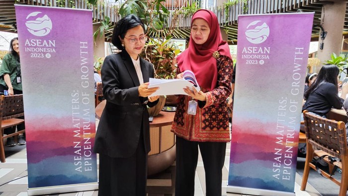 Indonesia Siap Gelar Pertemuan Menkeu & Bos Bank Sentral ASEAN Kepala Pusat Kebijakan Regional dan Bilateral Kemenkeu Yogi Rahmayanti (kiri) bersama Direktur Departemen Internasional BI Iss Savitri Hafid (kanan) saat media briefing ASEAN Finance Ministers and Central Bank Governors Meeting (AFMGM) di Jakarta, Senin (21/8/2023).