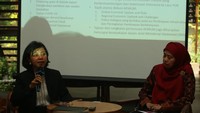 Kepala Pusat Kebijakan Regional dan Bilateral Kemenkeu Yogi Rahmayanti (kiri) bersama Direktur Departemen Internasional BI Iss Savitri Hafid (kanan) saat media briefing ASEAN Finance Ministers and Central Bank Governors Meeting (AFMGM) di Jakarta, Senin (21/8/2023). 