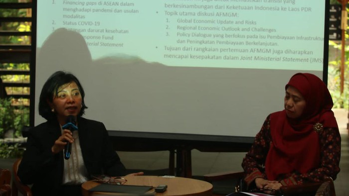Indonesia Siap Gelar Pertemuan Menkeu & Bos Bank Sentral ASEAN Kepala Pusat Kebijakan Regional dan Bilateral Kemenkeu Yogi Rahmayanti (kiri) bersama Direktur Departemen Internasional BI Iss Savitri Hafid (kanan) saat media briefing ASEAN Finance Ministers and Central Bank Governors Meeting (AFMGM) di Jakarta, Senin (21/8/2023).
