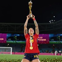 Presiden FA Spanyol, Luis Rubiales, jadi kontroversi karena selebrasinya yang dianggap kurang pantas ketika Spanyol menang di Piala Dunia Wanita 2023. Ia merayakan momen tersebut dengan mencium pemain Jennifer Hermoso di bibir. Foto: Instagram