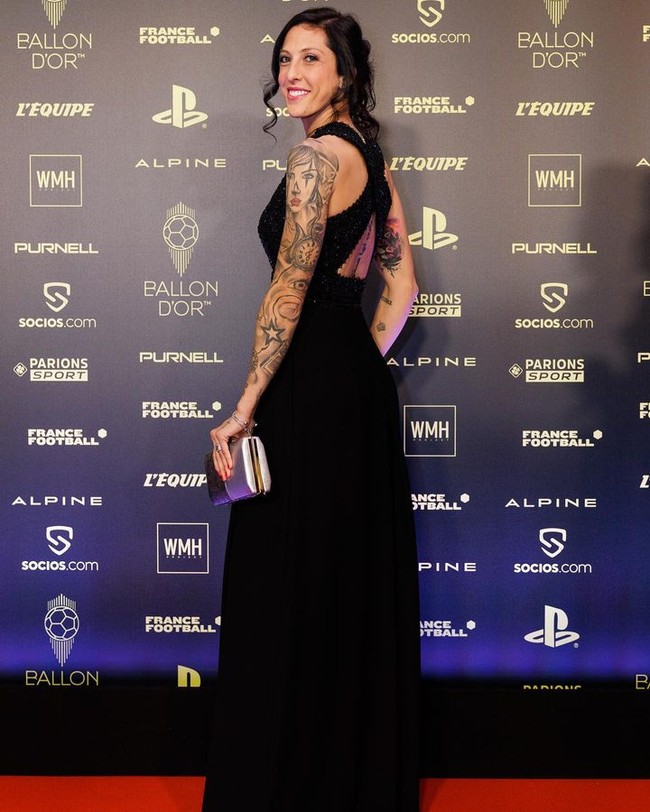 Ciuman dengan Jenni? Ada orang bodoh di mana-mana. Ketika dua orang menunjukkan sedikit kasih sayang, kita tidak perlu mendengarkan kebodohan. Kami adalah juara dan itu yang tetap bersamaku, katanya dilansir Radio Marca. Foto: Instagram