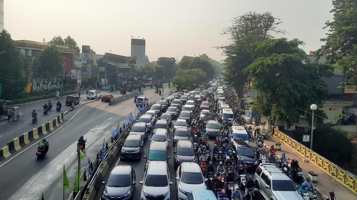 Jl Basuki Rahmat macet (Yogi Ernes/detikcom)