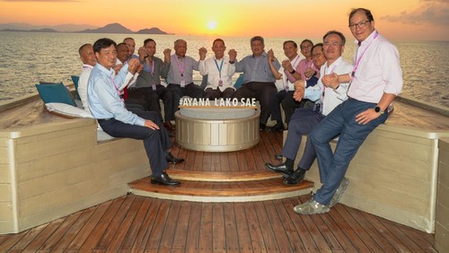 Kapolri menikmati sunset Labuan Bajo bersama para delegasi AMMTC di atas pinisi, Minggu (20/8/2023).