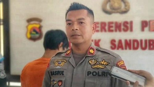 Kapolsek Sandubaya Kompol Mohammad Nasrullah saat memberi keterangan terkait pencurian dua keris pusaka senilai ratusan juta rupiah oleh pria berinsial IK, Senin (21/8/2023). (Foto: Ahmad Viqi/detikBali)