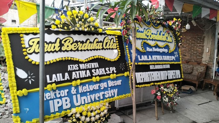 Karangan bunga di rumah duka mahasiswi S2 IPB yang tewas dalam kebakaran (Bahtiar/detikcom)