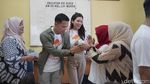 5 Potret Karen Nijsen yang Happy Banget Punya Pasangan Berjiwa Sosial Tinggi