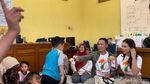 5 Potret Karen Nijsen yang Happy Banget Punya Pasangan Berjiwa Sosial Tinggi