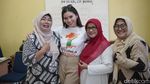 5 Potret Karen Nijsen yang Happy Banget Punya Pasangan Berjiwa Sosial Tinggi