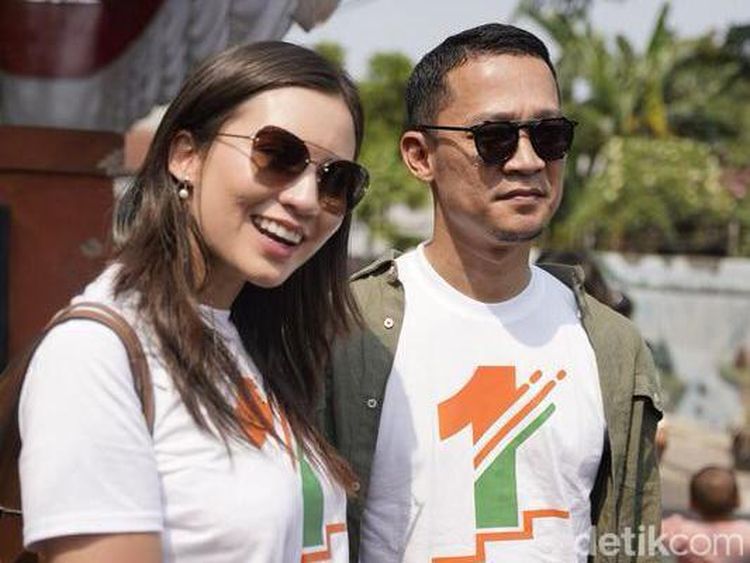5 Potret Karen Nijsen yang Happy Banget Punya Pasangan Berjiwa Sosial Tinggi