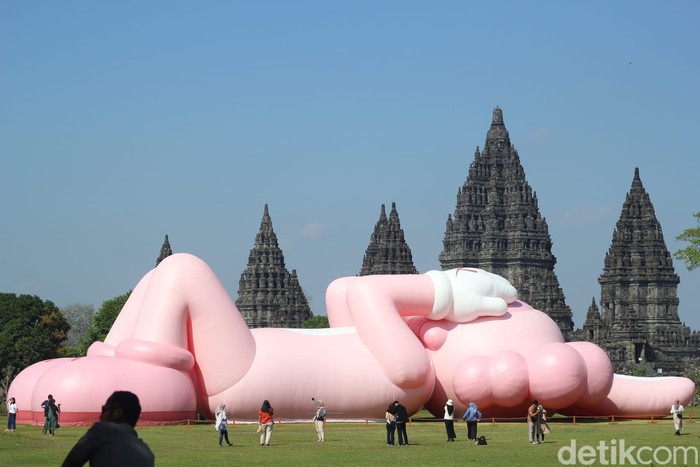 KAWS: HOLIDAY di kompleks Candi Prambanan, Sleman, DIY, Senin (21/8/2023).