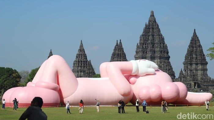 KAWS: HOLIDAY di kompleks Candi Prambanan, Sleman, DIY, Senin (21/8/2023).