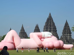 Boneka KAWS Rebahan di Candi Prambanan, Ini 4 Faktanya