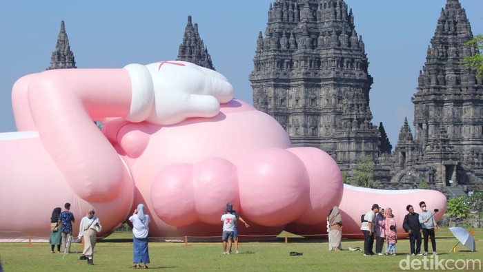 KAWS: HOLIDAY di kompleks Candi Prambanan, Sleman, DIY, Senin (21/8/2023).