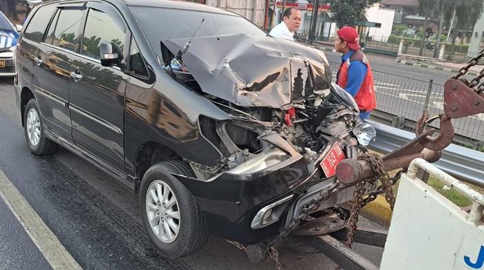 Kecelakaan di Tol JORR (dok TMC Polda Metro)