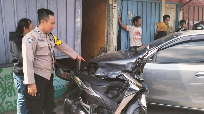 Kondisi mobil yang menabrak dua pemotor dan satu kios di jalan raya Kecamatan Bojongsari, Kabupaten Purbalingga, Senin (21/8/2023).