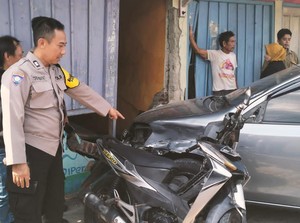 Sopir Ngantuk, Toyota Etios Seruduk 2 Motor dan Kios di Purbalingga