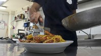 Jika saat ini memancing adalah satu-satunya cara untuk menghentikan gerombolan kepiting biru yang menyebar di sepanjang pantai seluruh wilayah Italia, restoran mulai mengubah menu mereka dengan hidangan kepiting biru.