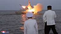 Pemimpin Korea Utara Kim Jong Un mengawasi uji coba rudal jelajah strategis di atas kapal perang angkatan laut dalam foto tak bertanggal yang dirilis oleh Kantor Berita Pusat Korea (KCNA) Korea Utara pada Senin (21/8/2023).  