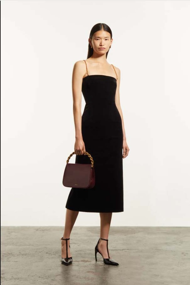 Koleksi Ferragamo Resort 2024 menampilkan busana modern minimalis nan elegan dengan twist sophisticated. Foto: dok. Ferragamo.