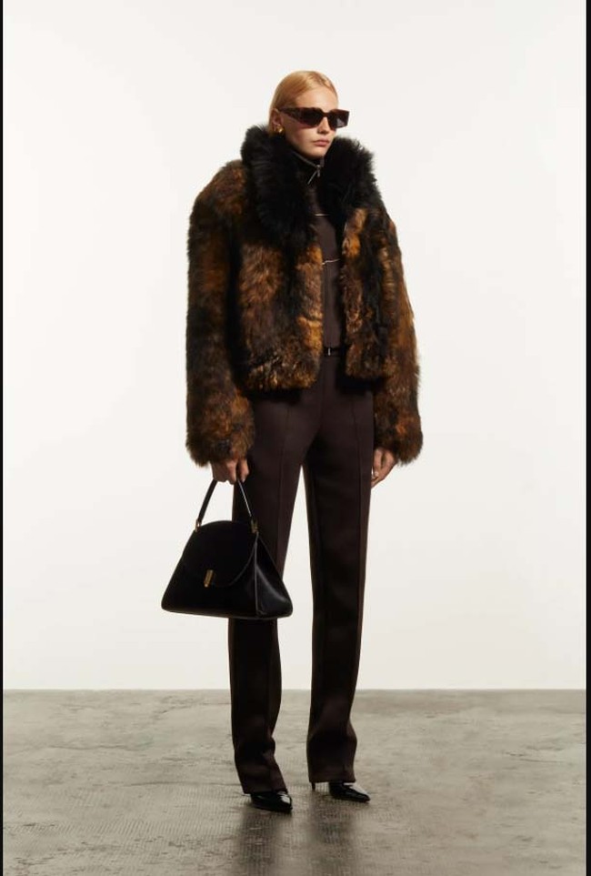 Koleksi Ferragamo Resort 2024 menampilkan busana modern minimalis nan elegan dengan twist sophisticated. Foto: dok. Ferragamo.