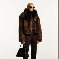 Koleksi Ferragamo Resort 2024 menampilkan busana modern minimalis nan elegan dengan twist sophisticated. Foto: dok. Ferragamo.