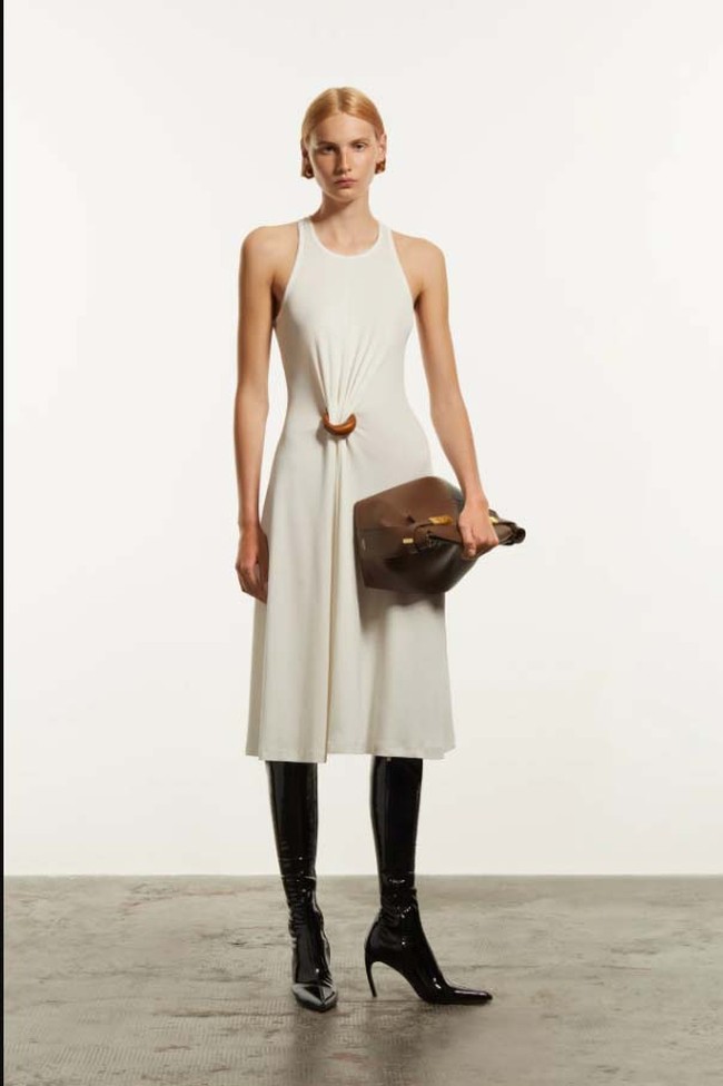 Koleksi Ferragamo Resort 2024 menampilkan busana modern minimalis nan elegan dengan twist sophisticated.  Foto: dok. Ferragamo.