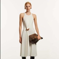 Koleksi Ferragamo Resort 2024 menampilkan busana modern minimalis nan elegan dengan twist sophisticated.  Foto: dok. Ferragamo.