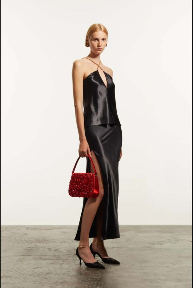 Koleksi Ferragamo Resort 2024 menampilkan busana modern minimalis nan elegan dengan twist sophisticated. Foto: dok. Ferragamo.