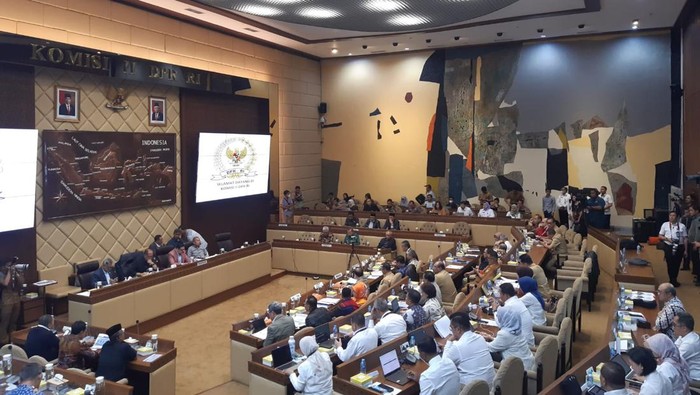 Komisi II DPR RI menggelar rapat kerja dengan pemerintah dengan agenda pembicaraan pendahuluan pembahasan Rancangan Undang-undang tentang Perubahan atas Undang-undang Nomor 3 Tahun 2022 tentang Ibu Kota Negara.