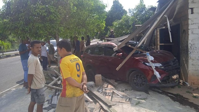 Kondisi mobil usai menabrak tiang listrik-toko bangunan.