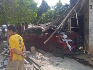 Mobil Terios Seruduk Tiang Listik-Toko Bangunan di Bangka, Anak SD Jadi Korban