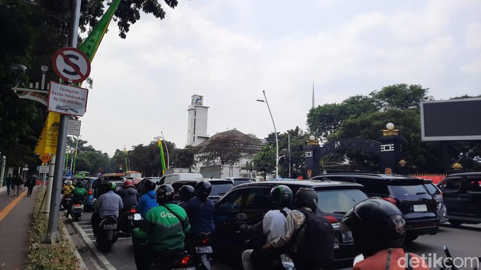 Lalu lintas sekita Masjid Istiqlal, Jakarta Pusat, tambah macet jelang tabligh akbar, Senin (21/8/2023) siang.