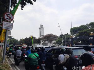 Urai Macet Sekitar Masjid Istiqlal, Polisi Buka Tutup Arus Lalin